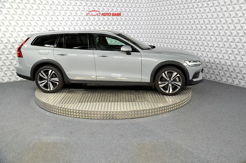 Volvo V60 (2024) CC B5 Ultimate AWD AT - fotka 4 z 25