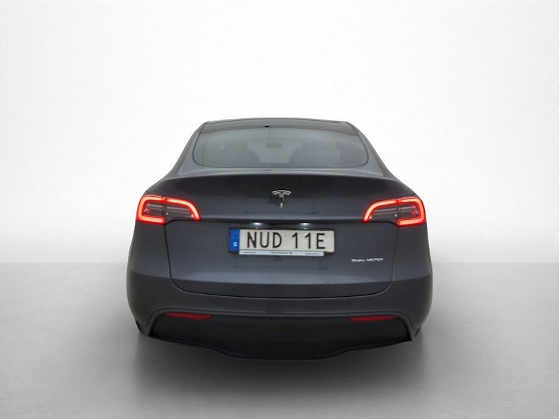 Tesla Model Y Long Range AWD - fotka 6 z 30