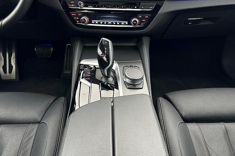 BMW Řada 5 530d xDrive - fotka 10 z 17
