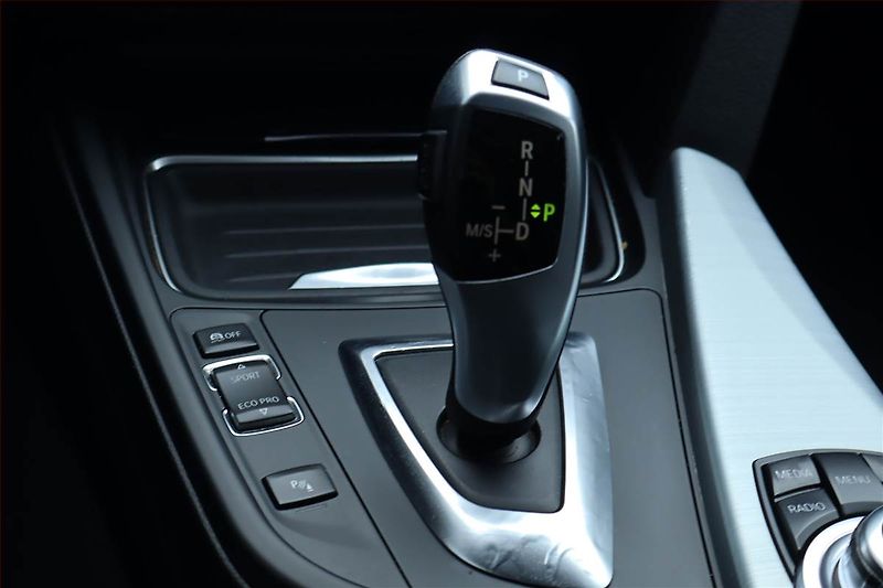 BMW Řada 3 (2015) 318 d, Automat, Serv.kniha - fotka 13 z 27