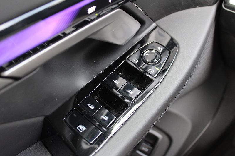 BMW Řada 5 550e xDrive - fotka 18 z 26
