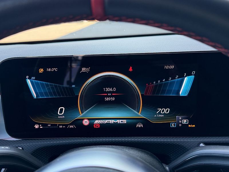 Mercedes-Benz CLA 35 AMG 4MATIC Premium - fotka 18 z 40