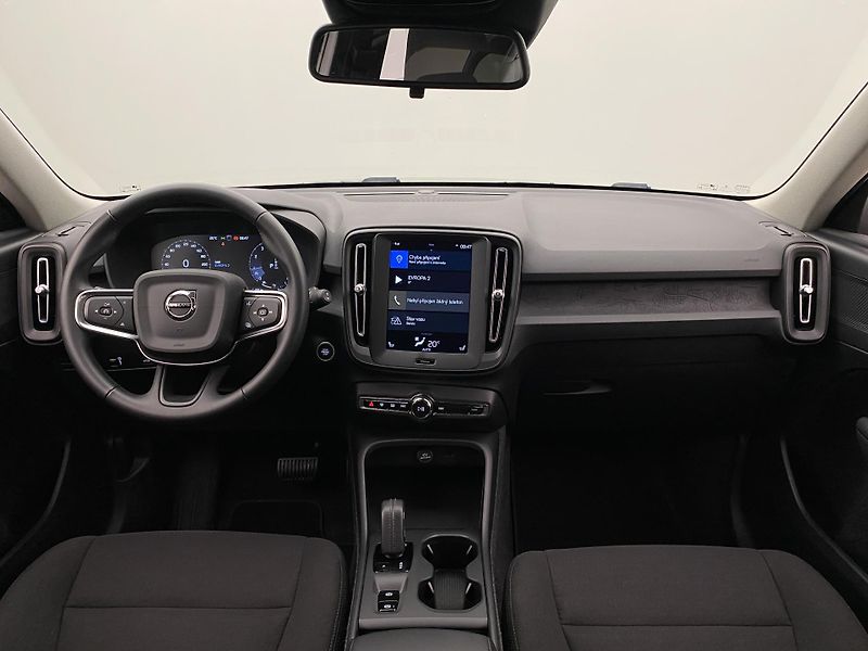 Volvo XC40 T2 KINETIC AUT REZERVACE - fotka 2 z 39
