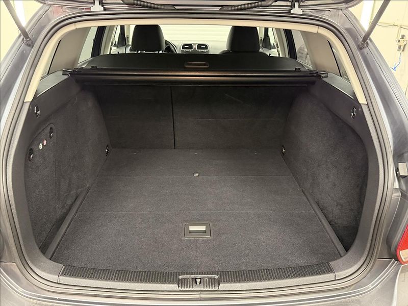Volkswagen Golf 1,6 TDi 77 KW DSG NAVI PDC - fotka 21 z 31