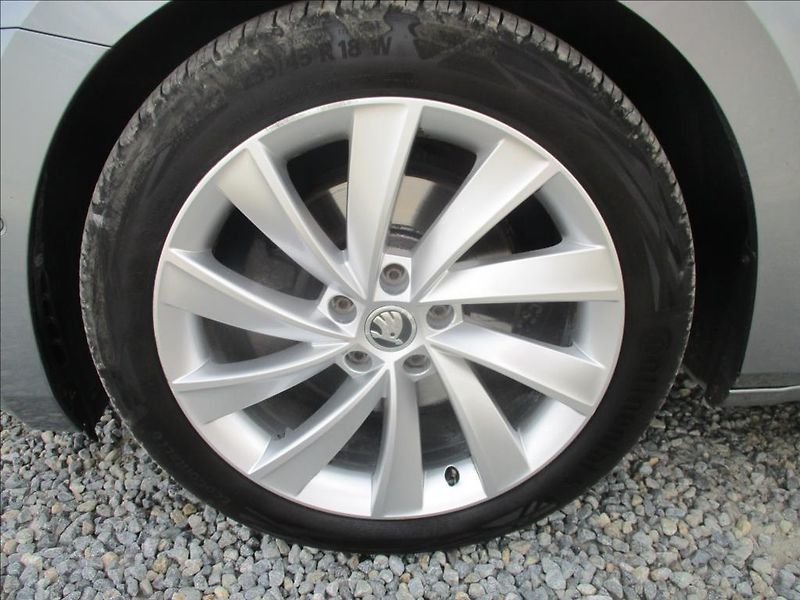 Škoda Superb 2,0 TDi,L&K,PANORAMA,DPH,CZ, - fotka 40 z 50