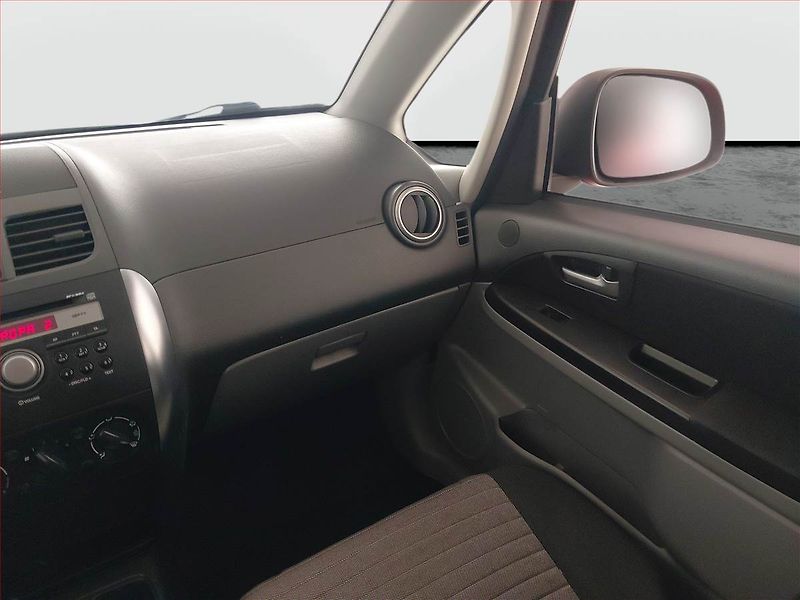 Suzuki SX4 (2010) 1.5 VVT - fotka 8 z 17