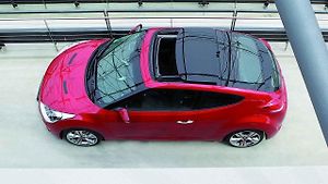 Hyundai Veloster s panoramatickou střechou.