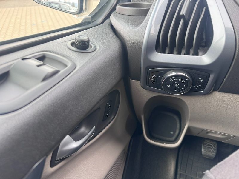 Ford Tourneo Custom (2013) 2,2D 114KW 8X  2X ŠOUP. SERVIS - fotka 25 z 50