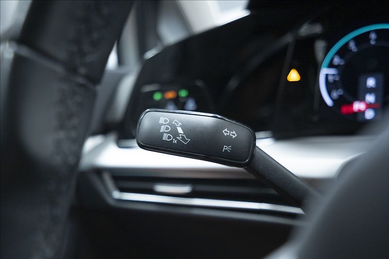 Volkswagen Golf 1,5 eTSI DSG KAMERA VÝHŘEV ČR - fotka 22 z 45