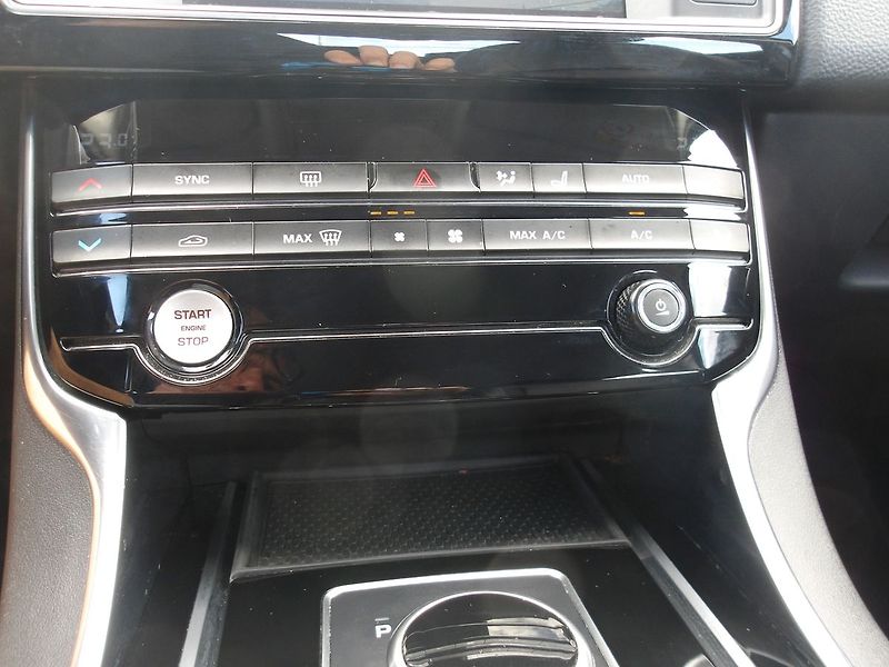 Jaguar XE 2,0D 120kW NAJ:133000km !!! - fotka 31 z 34