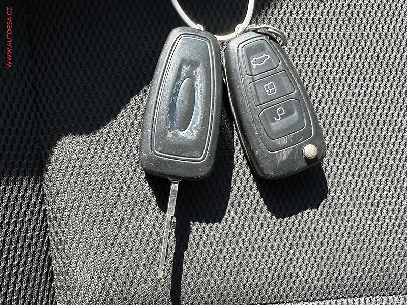 Ford Focus (2011) 1.6i, AC, park.asist - fotka 17 z 17
