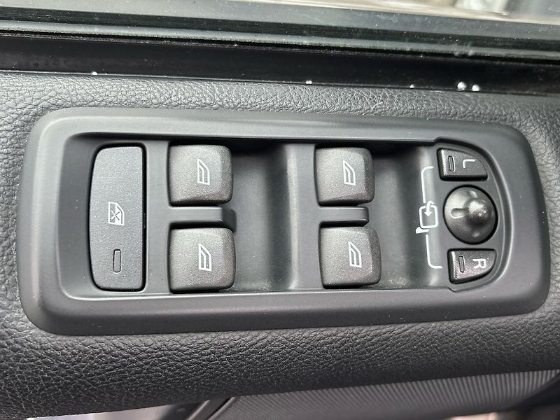 Land Rover Discovery (2015)  3.0l TDV6 SE AUTO 4WD - fotka 15 z 25