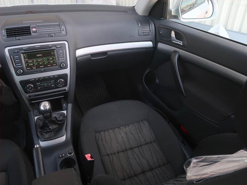 Škoda Octavia (2010) Ambiente 1.2 TSI, Serv.kniha - fotka 8 z 16