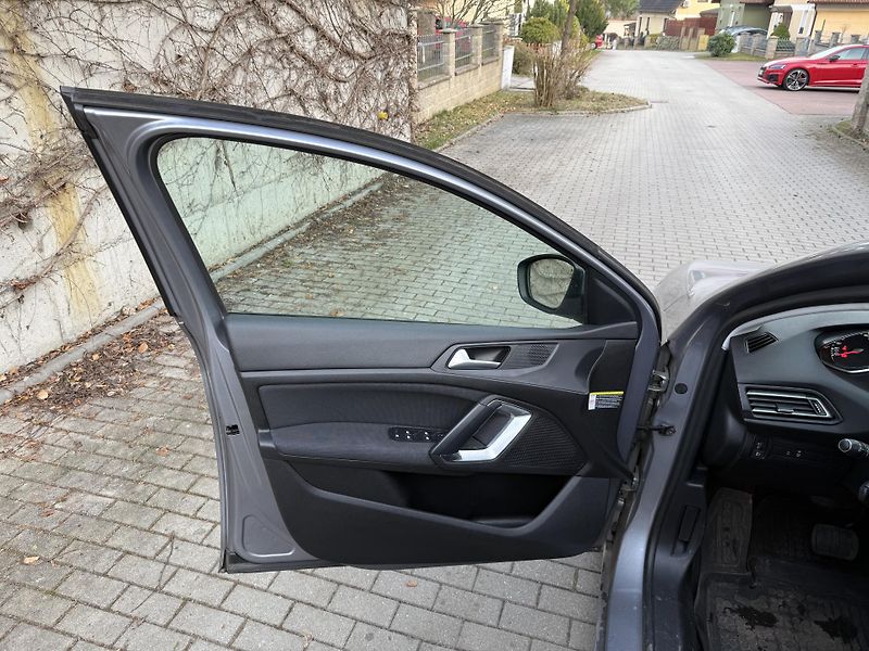 Peugeot 308 (2018) - fotka 9 z 17