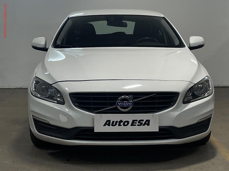 Volvo V60 (2016) 2.0D, ČR, AC, tempo, park - fotka 2 z 14