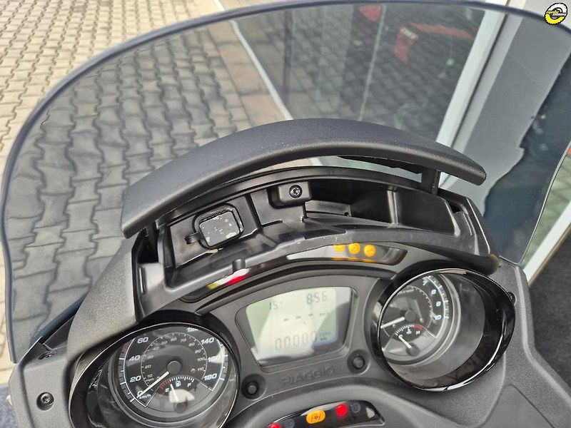 Piaggio MP3 300 (2024) Deep Black - fotka 19 z 20