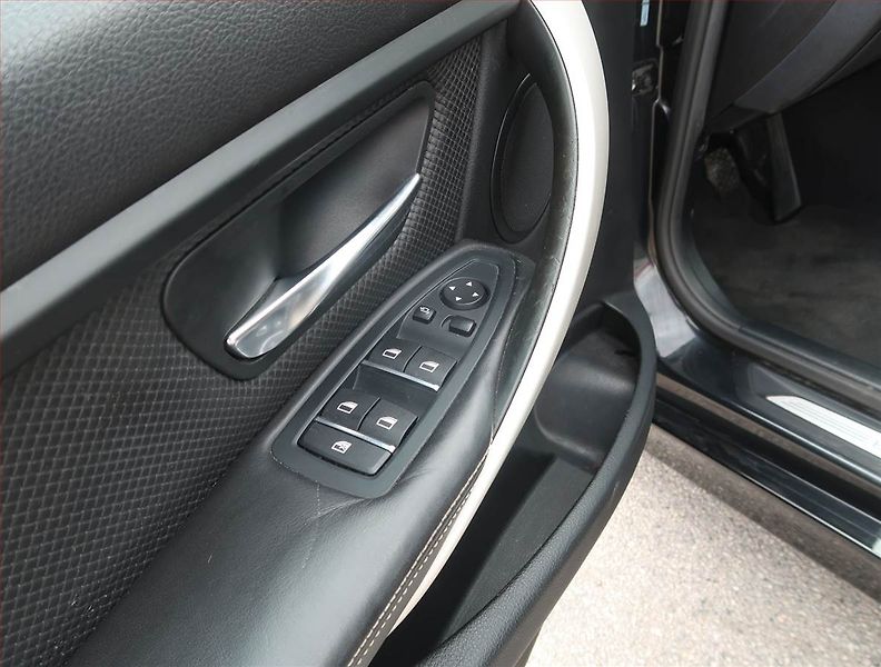 BMW Řada 3 (2017) 318 d, Kůže, Navi, Tempomat - fotka 18 z 23