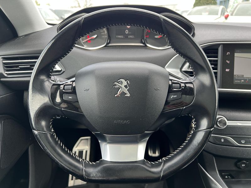Peugeot 308 1.6HDi NAVI KLIMA TAŽNÉ ALU - fotka 15 z 45