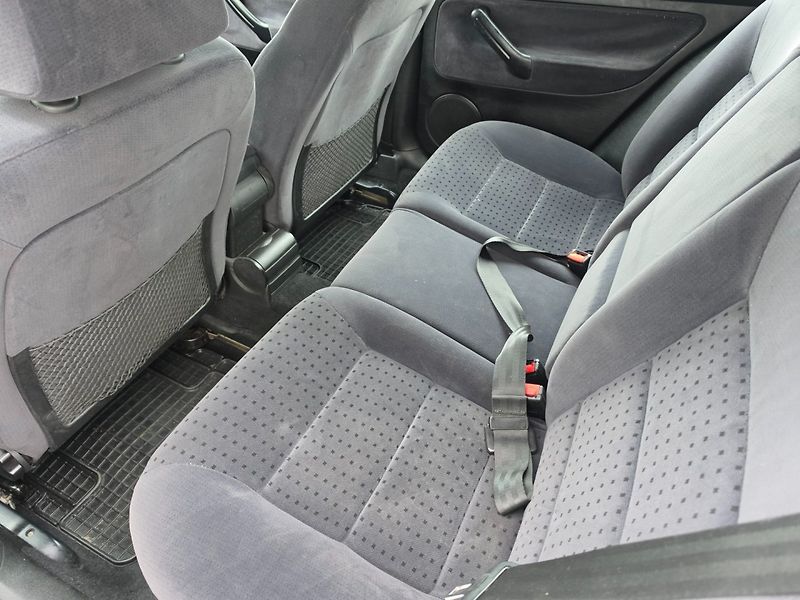 Volkswagen Golf (1999) 1.4 i Nová STK - fotka 11 z 18