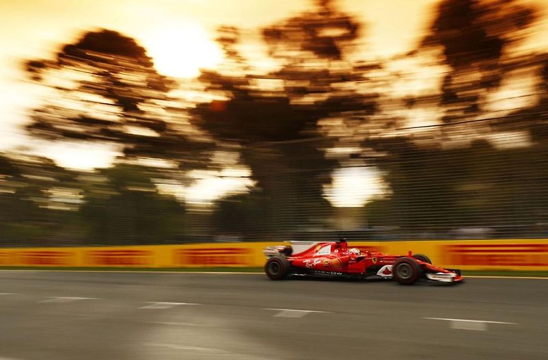 F1 2017 GP Austrálie - Sebastian Vettel (Ferrari) si užívá gratulace po příjezdu do pit lane
