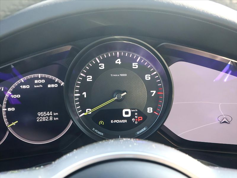 Porsche Cayenne 3,0 EHV 340kW Platinum DPH - fotka 22 z 48