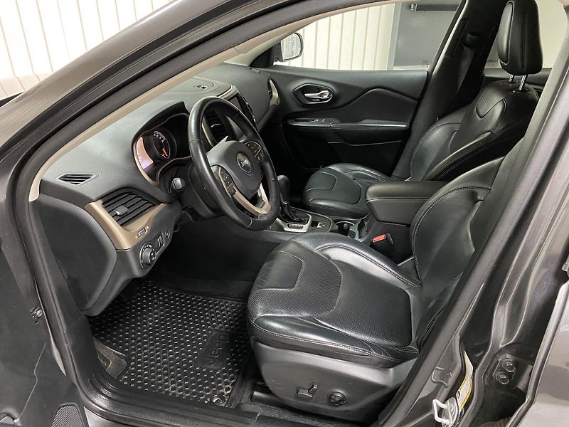 Jeep Cherokee 2.2 M-JET,A/T,4x4,1.MAJ.TZ - fotka 19 z 31