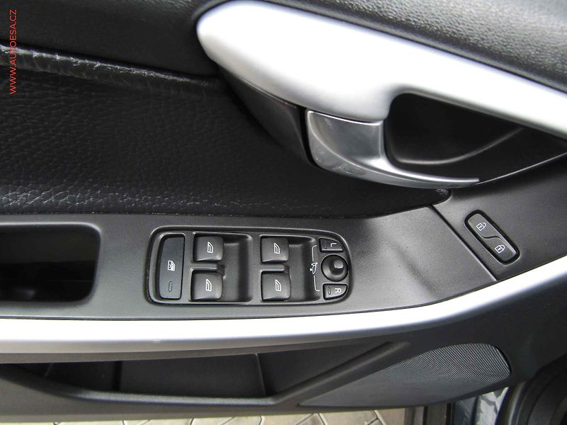 Volvo XC60 (2011) 2.0 D3, 1.maj, Panorama - fotka 12 z 24