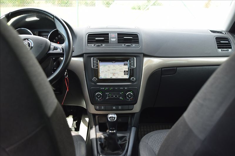Škoda Yeti 2,0 TDI 110KW 4x4 TAŽNÉ XENONY - fotka 19 z 50
