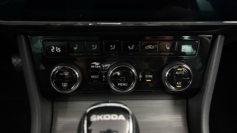 Škoda Superb 2.0 TDI DSG 4x4 Style Combi - fotka 13 z 30