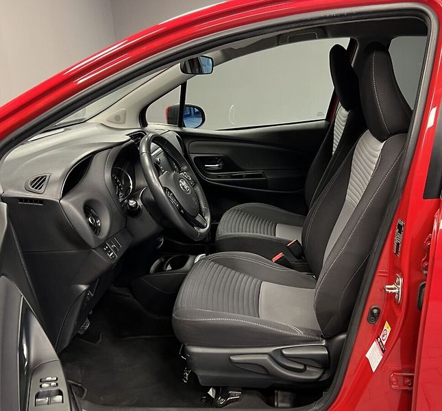 Toyota Yaris Hybrid e-CVT Active Trend - fotka 7 z 15