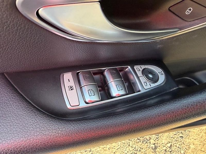 Mercedes-Benz Třídy E E 220D 4MATIC, AMG PAKET - fotka 10 z 35