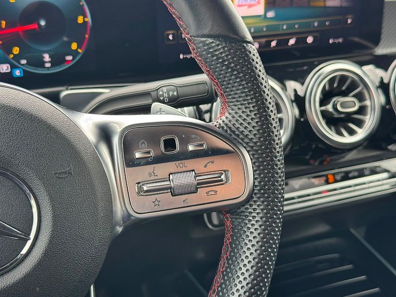Mercedes-Benz GLB 220d 4MATIC AMG - fotka 11 z 27