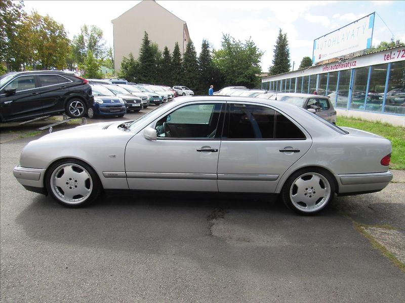 Mercedes-Benz Třídy E 3,2 E 320 Elegance Automat - fotka 7 z 24