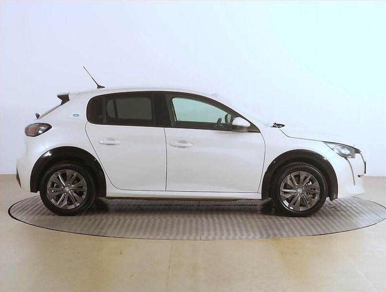 Peugeot 208 (2022) Allure 50 kWh, SoH 89% - fotka 6 z 22