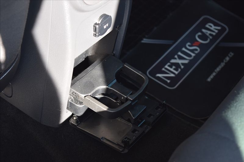 Volkswagen Tiguan 2,0 TDI 81KW ALU NÍZKÝ NÁJEZD - fotka 16 z 47