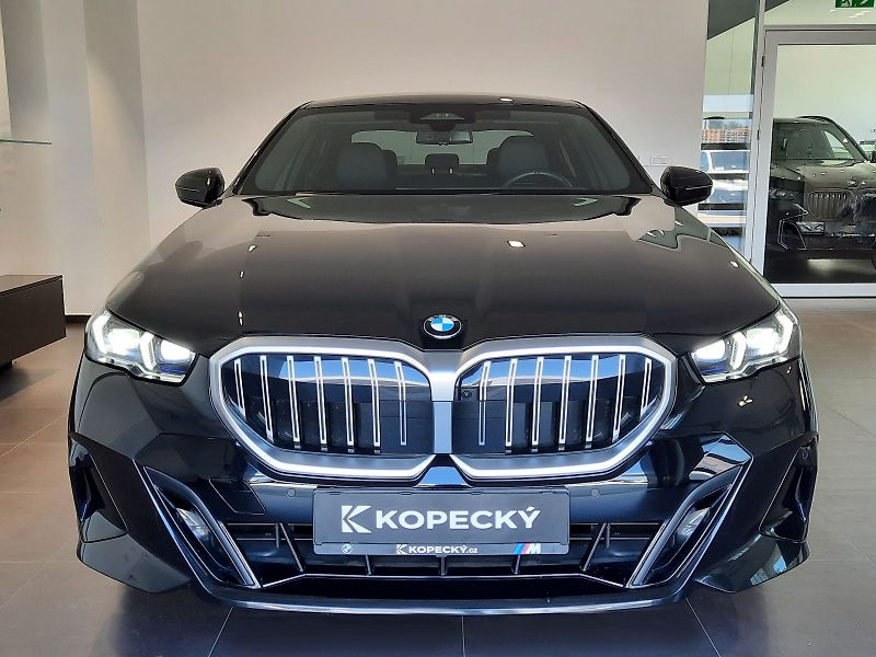 BMW Řada 5 (2025) 520d Sedan M Sport - fotka 2 z 16