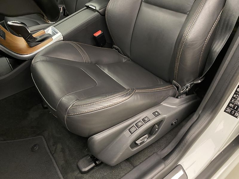 Volvo XC60 D4 AWD MOMENTUM REZERVACE - fotka 24 z 43