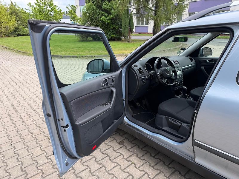 Škoda Yeti  2,0 TDI servis.k + sada pneu  - fotka 8 z 31