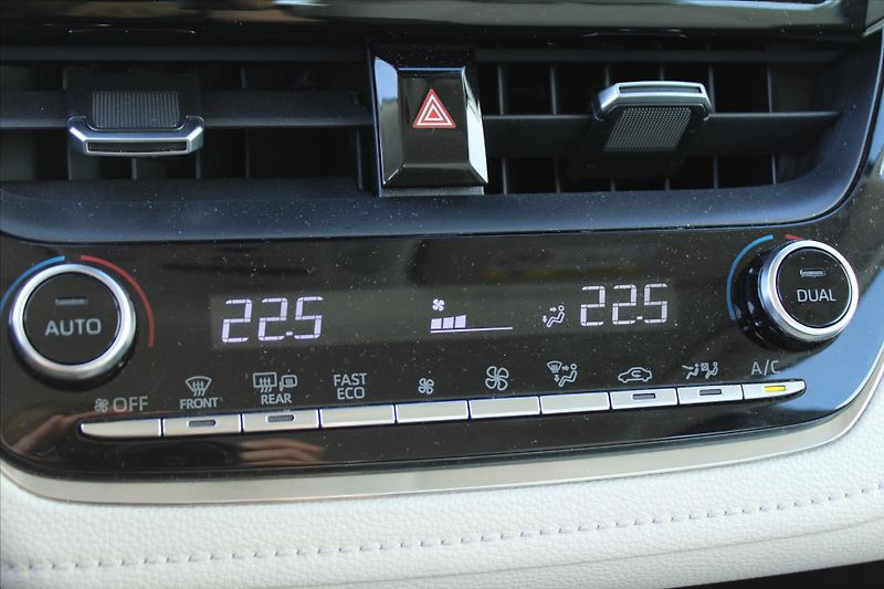 Toyota Corolla 1.8HSD 72kW COMFORT 1MAJ. ČR - fotka 23 z 25