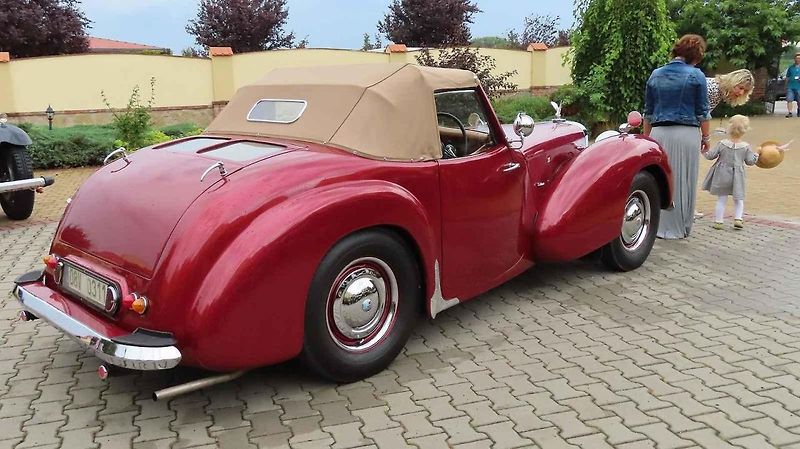 Pálavský Oldtimer přilákal na Břeclavsko desítky elegantnch veteránů.