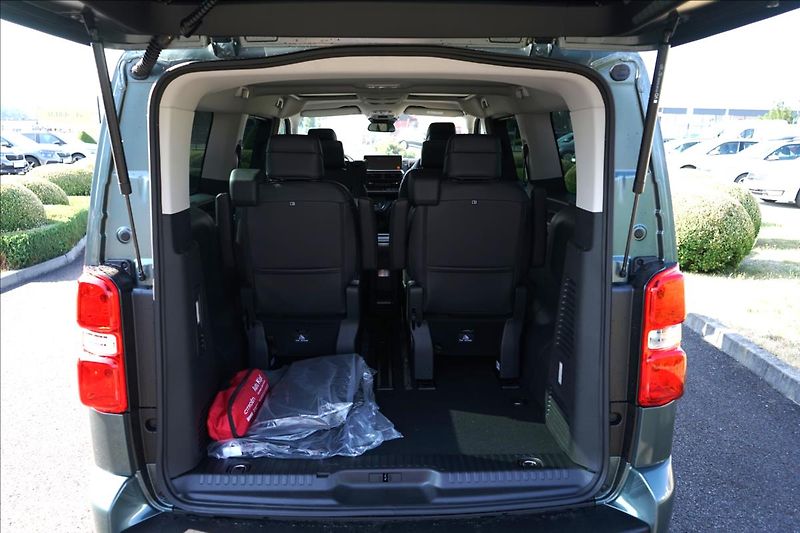 Citroën SpaceTourer (2025) 2,2 BlueHDi 180 EAT8 SHINE XL - fotka 14 z 32