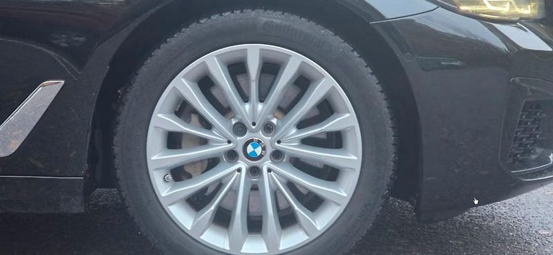 BMW Řada 5 530e xDrive Bílý interiér Taž. - fotka 13 z 25