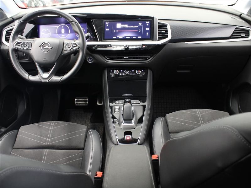 Opel Grandland 1,6 PHEV 165kW LED Matrix ČR - fotka 8 z 24