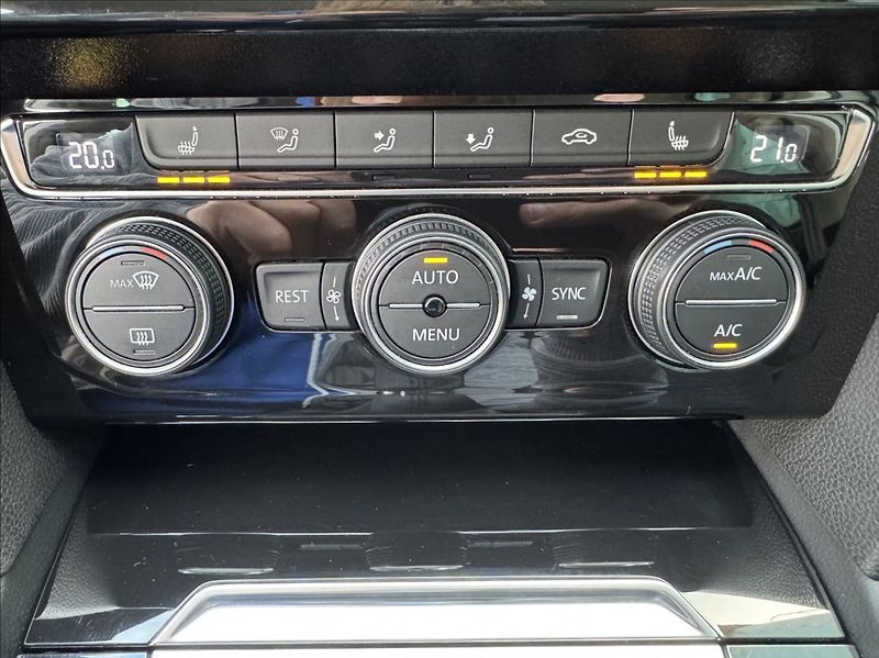 Volkswagen Passat 2,0 TDI HIGHLINE DPH 1.maj ČR - fotka 34 z 50