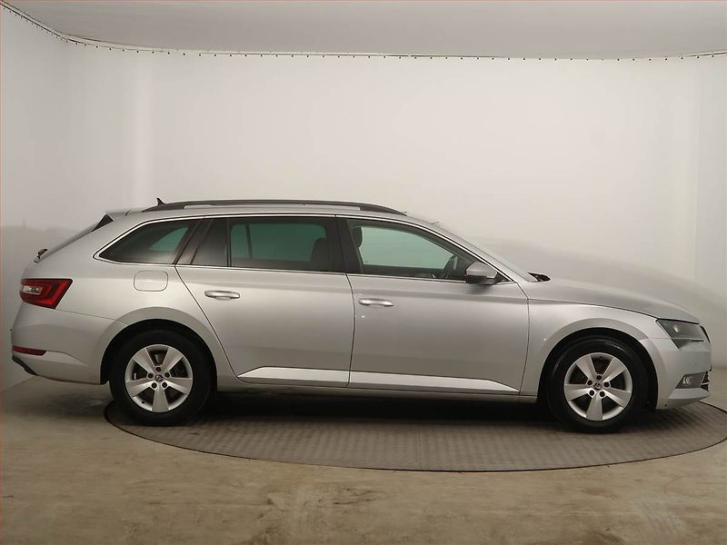 Škoda Superb (2017) 1.6 TDI, Kůže, Navi, Bi-Xenony - fotka 6 z 14