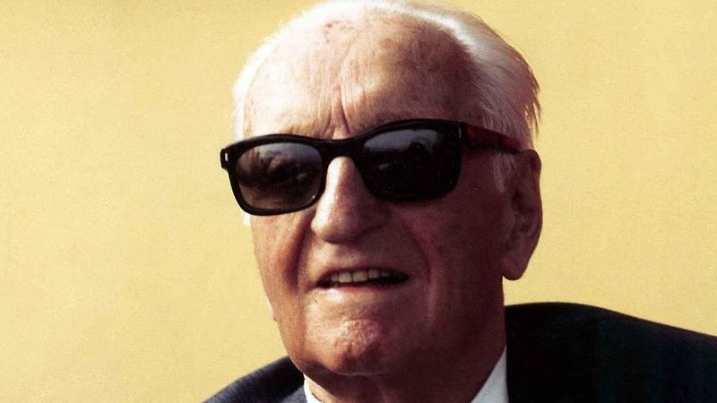 Enzo Ferrari, přezdívaný il Commendatore, byl známý svou soutěživostí a neochotou dělat kompromisy v kvalitě svých vozů.