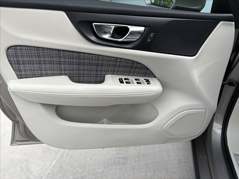 Volvo V60 2,0 D3 110 KW MOMENTUM MANUAL - fotka 17 z 26