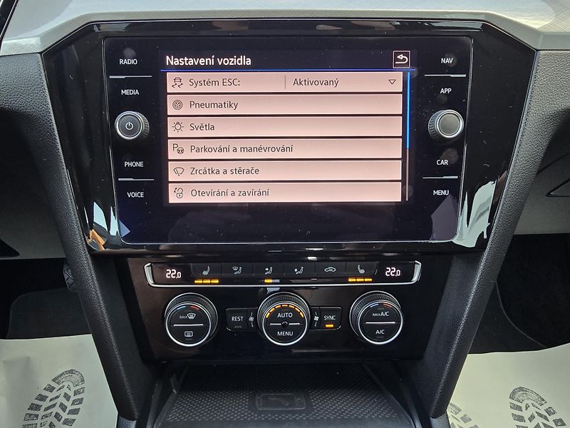 Volkswagen Passat DSG 2,0TDI BUSINESS NAVI - DPH - fotka 27 z 35