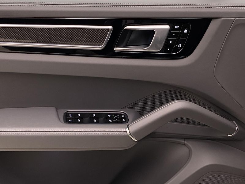 Porsche Cayenne E-HYBRID 250kW AWD AUT CZ - fotka 32 z 111