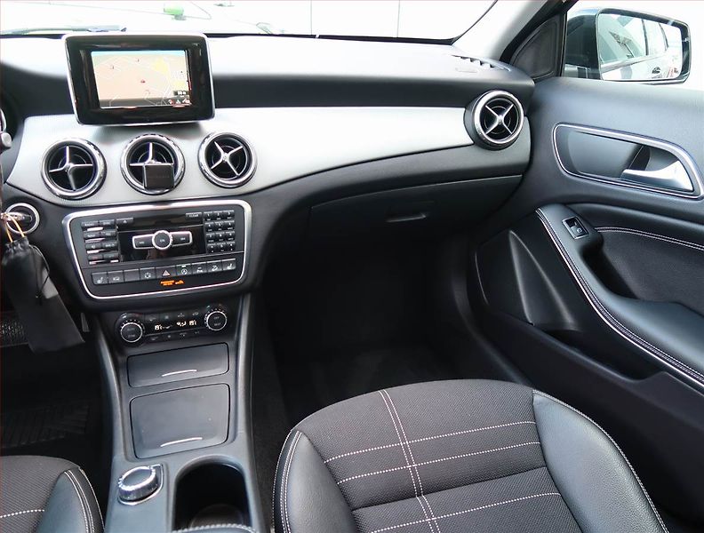 Mercedes-Benz GLA (2014) 200 CDI 4MATIC, 4X4 - fotka 8 z 16